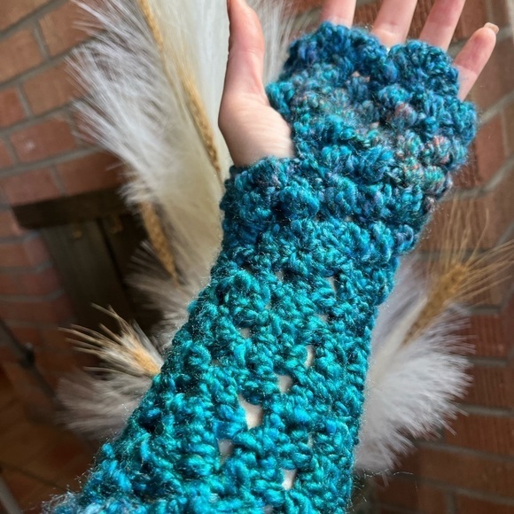 𝅺TURQUOISE CROCHETED FINGERLESS GLOVES - Picture 4 of 6